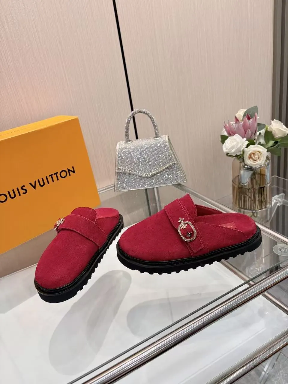 👟👟Ex-factory price 520👟👟 /lv new Baotou half-drag winterbreak comfert flat slippers lv letter and monogram floral embellished leather surface, with sheepskin lining, suitable for indoor and outdoor wear. The water table is made of high-density foam material, which is light and comfortable. The sole has a certain thickness and the heightening effect is also good! Boutique size:35-46